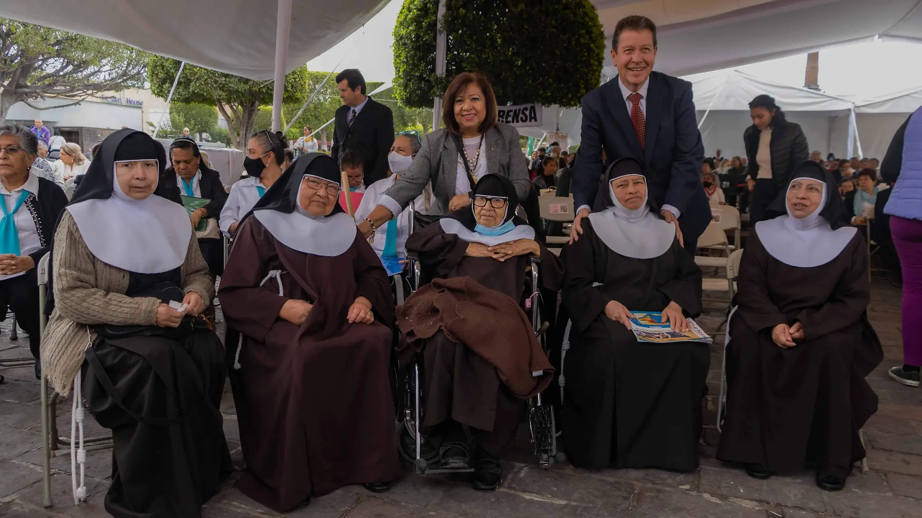 FOTO PRINCIPAL SJR Guillermo Marroquin e Irma Luna con las Hermanas Franciscanas